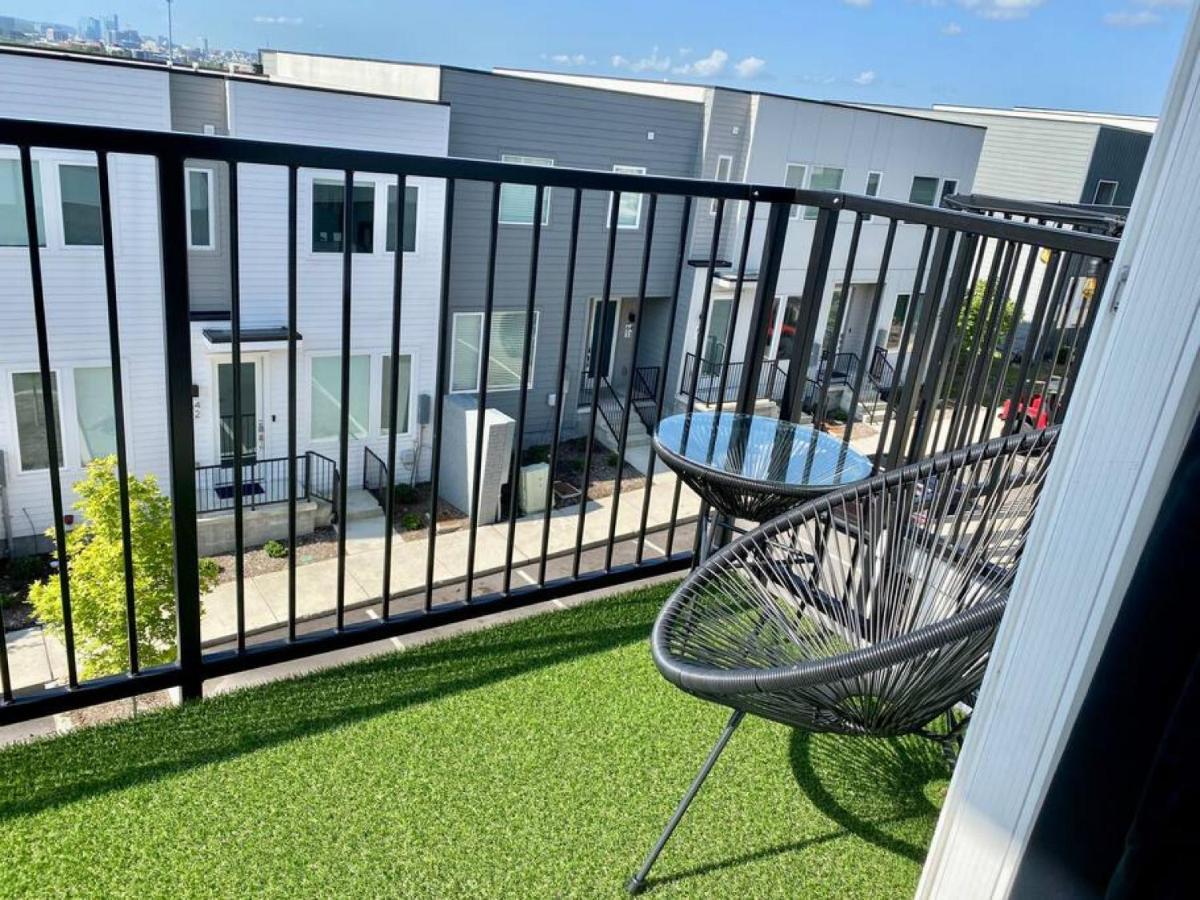 Big New And Modern With Skyline View Mural And Ping Pong Нашвілл Екстер'єр фото