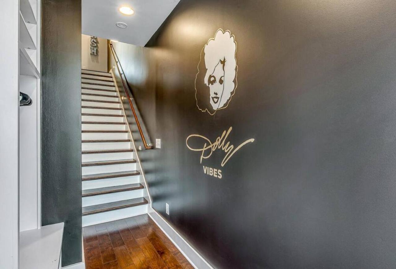 Big New And Modern With Skyline View Mural And Ping Pong Нашвілл Екстер'єр фото